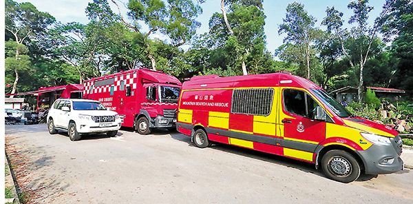 ●救援人員再到西貢搜索期間發現壽福鋼遺體。 香港文匯報記者 攝