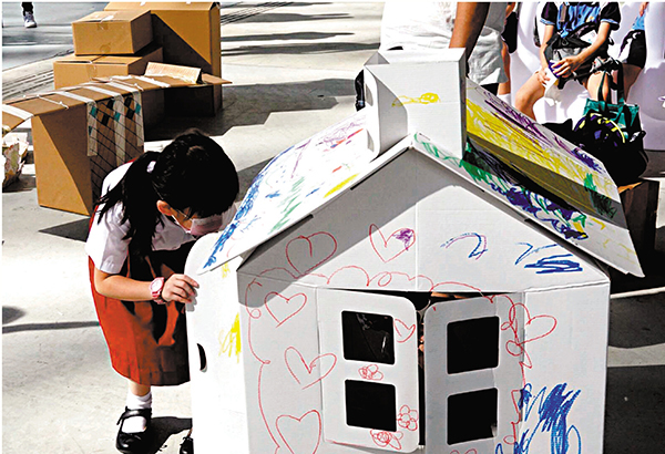 ●「GP42」近日舉辦的工作坊內，小朋友親手製作建築模型。 黃依江 攝