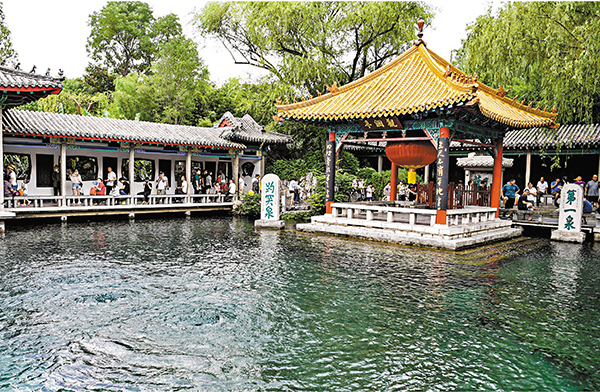 ●遊客在濟南趵突泉景區觀泉。 中新社