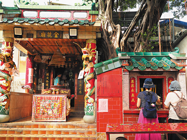 ●位於坪洲的金花廟規模不大，主要供奉「金花娘娘」，因早年獲已故粵劇武打影星關德興信奉而香火鼎盛至今。 香港文匯報記者  攝