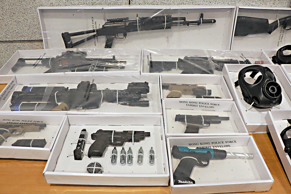 ●警方在行動中檢獲的長短仿製槍。香港文匯報記者  攝