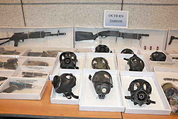 ●警方在行動檢獲的軍用級防毒面具。香港文匯報記者  攝