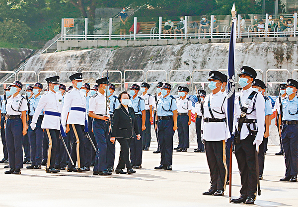 ●香港警察學院舉行結業會操，譚惠珠檢閱畢業的見習督察和學警。香港文匯報記者  攝