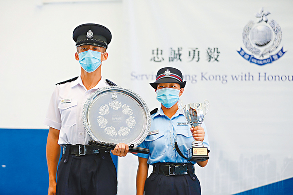 ●得獎督察班學員石軒任、得獎警員班學員蒙凱榆。 香港文匯報記者  攝