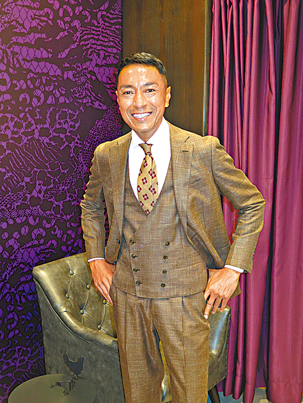 ● 姜皓文從內地回港，也迅即投入工作。