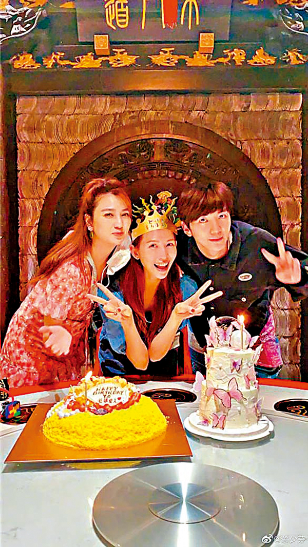 ● 洪欣偕囝囝張鎬濂為蔡少芬慶祝。