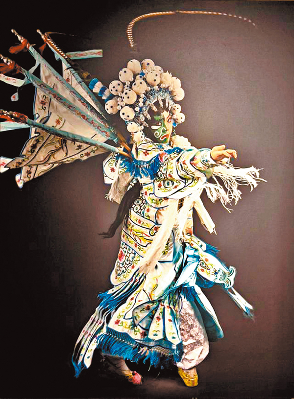 ●陶三春：典型的陰陽臉譜，一半俊俏、一半醜陋，突出其也有女性柔美的一面。