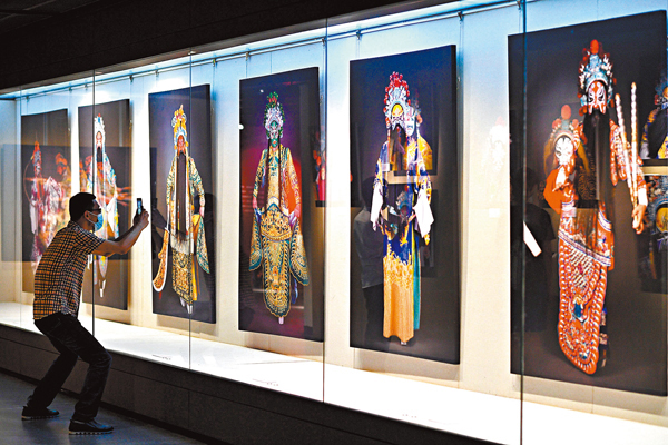 ●展覽共展出粵劇花臉影像作品75幅，讓觀眾了解極具特色的粵劇花臉藝術。