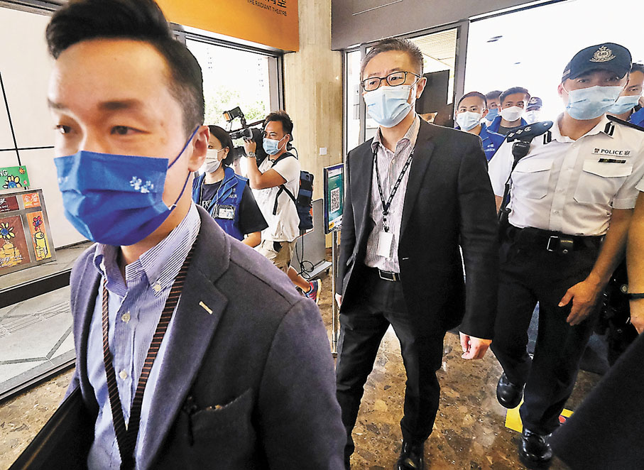 ●警務處處長蕭澤頤昨日到沙田大會堂投票站巡視警員的執勤工作。 香港文匯報記者 攝