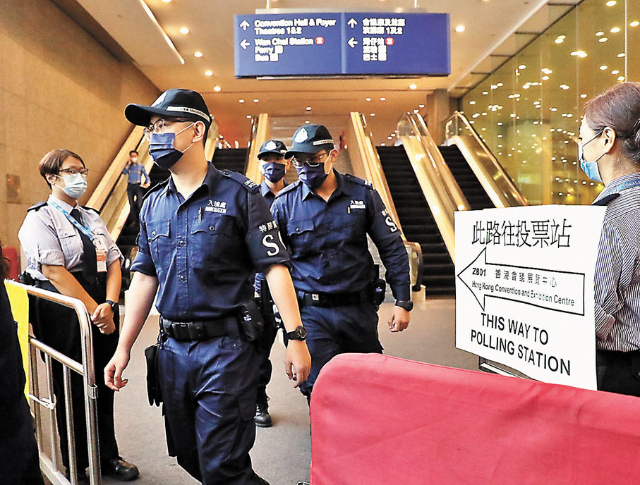 ●特務警察在各投票站出入口駐守。 香港文匯報記者  攝
