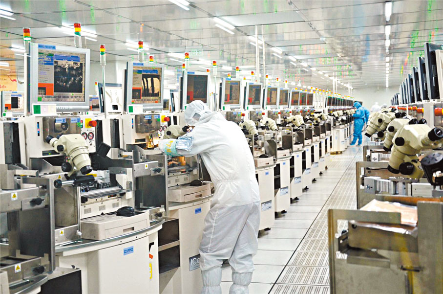 ● 內地的芯片封裝測試行業，在疫情衝擊中逆勢增長，來自外國訂單源源不絕。圖為華天科技（西安）公司生產車間。