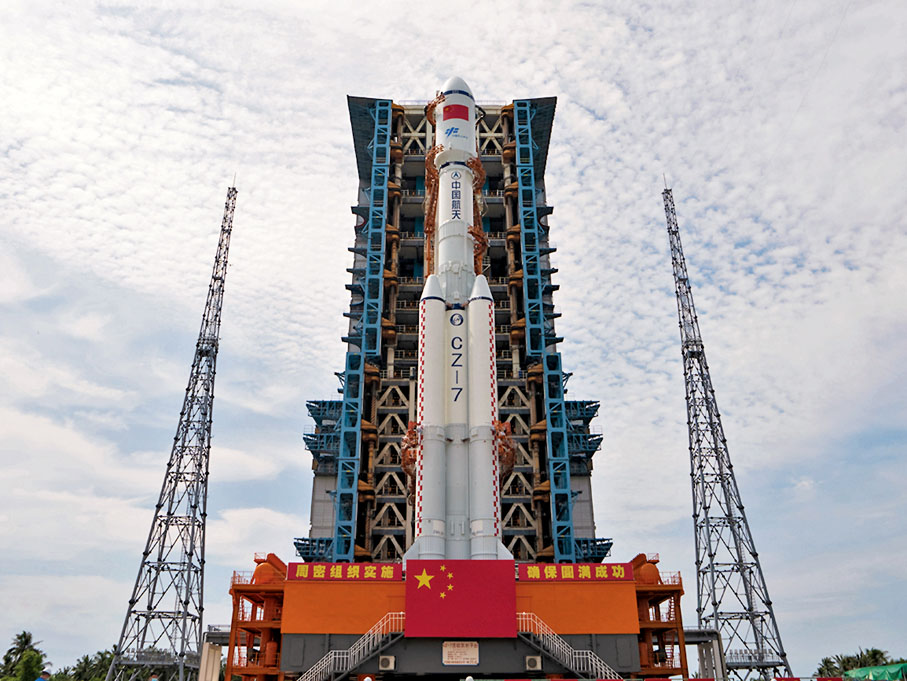 ●16日，天舟三號貨運飛船與長征七號遙四運載火箭組合體轉運至發射塔架。 新華社