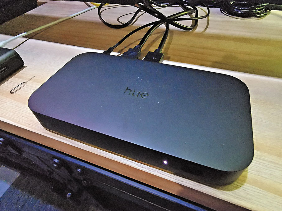 ●利用這部Hue Play HDMI Sync Box控制智能燈同步。