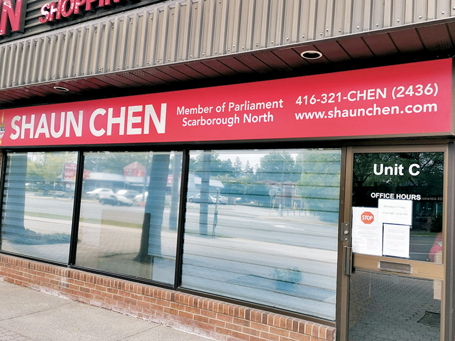 ●到處都可看到少數族裔的現任議員辦事處（右）和候選人的宣傳板（左）。 成小智  攝