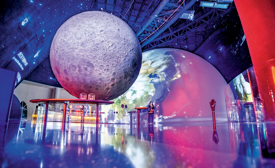 ● 「家園」展區被籠罩在一片星空之下，暗淡的燈光讓遊客好似置身於浩瀚宇宙，既奇幻又神秘。 作者供圖