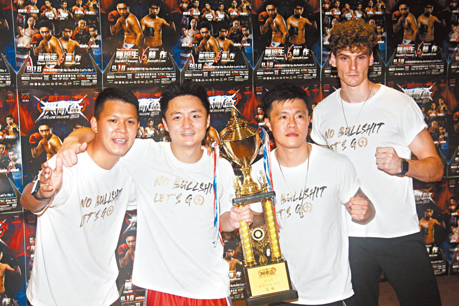 ●鍾培生(左二)獲勝，與團隊慶祝。