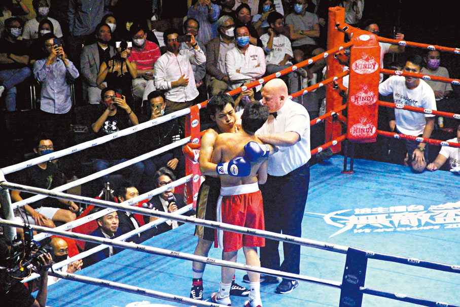 ● 林作不時攬實鍾培生，阻撓對方進攻。