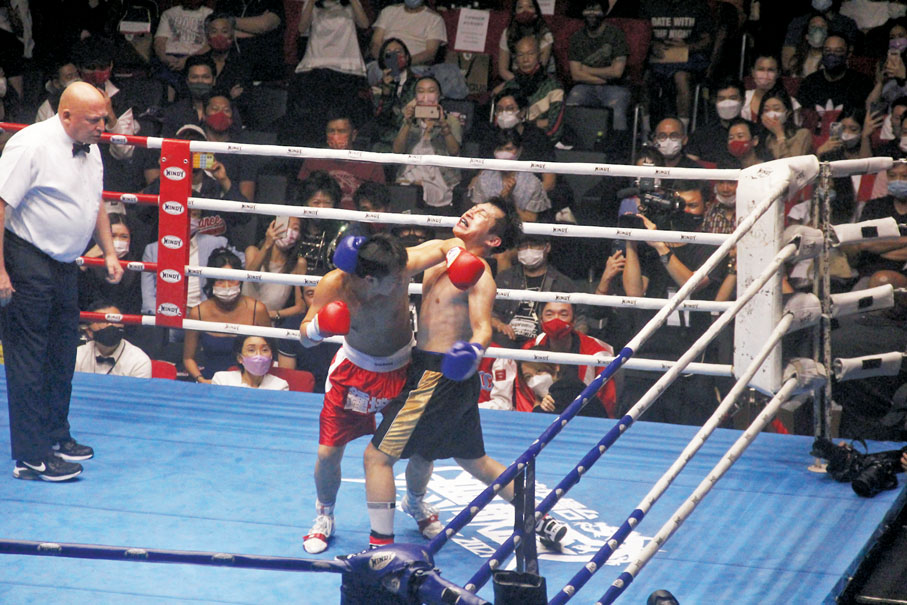 ● 第三回合開始，鍾培生多次出拳擊中林作。