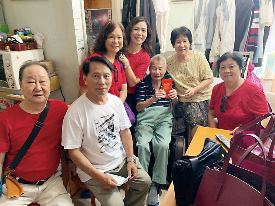 今年7月探訪長者，紓緩他們日常生活的壓力。