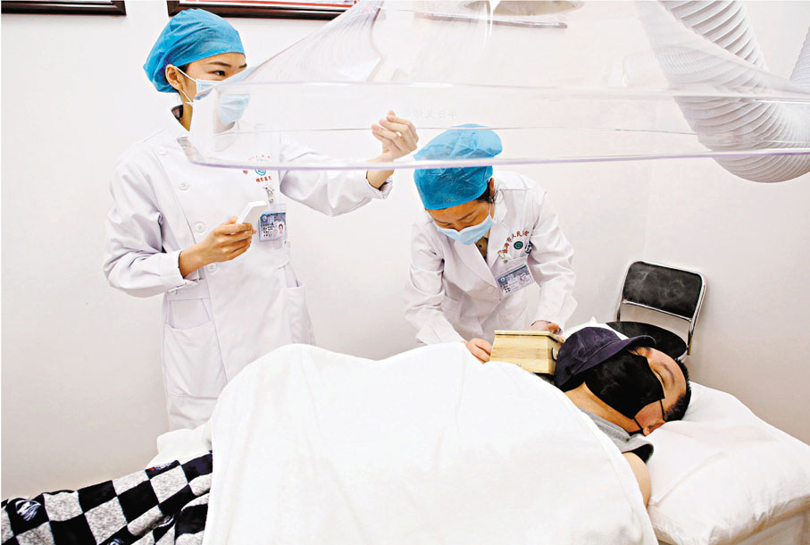 ●澳門青年黃茵創辦的公司正致力跨境醫療服務與推廣。圖為居民在橫琴醫院進行中醫治療。 受訪者供圖