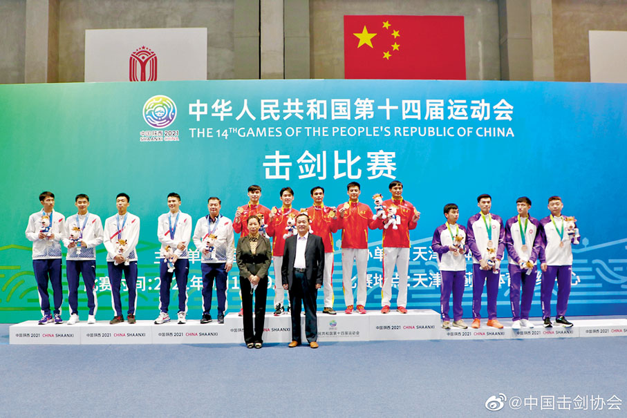 ●香港隊（右）與冠亞軍福建及廣東隊在頒獎台上合影。 中國擊劍協會圖片