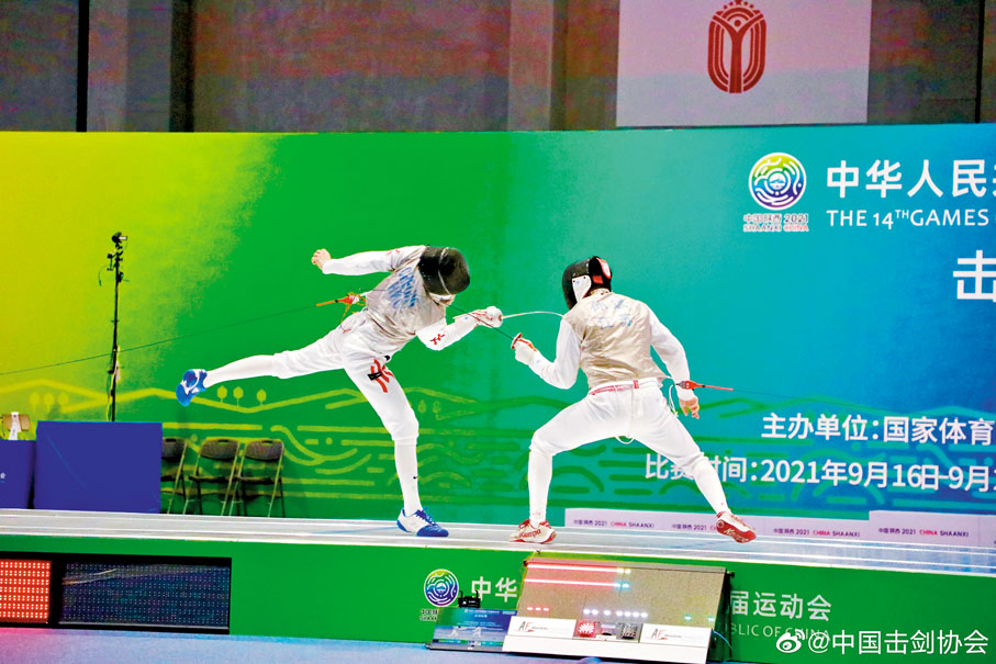 ●張小倫（左）強勢刺中對手。中國擊劍協會 圖片