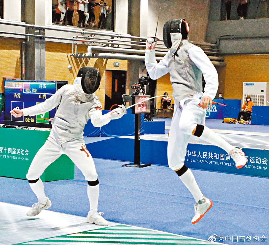 ●蔡俊彥（左）在個人賽8強，不敵山西的許傑，無緣準決賽。 中國擊劍協會圖片