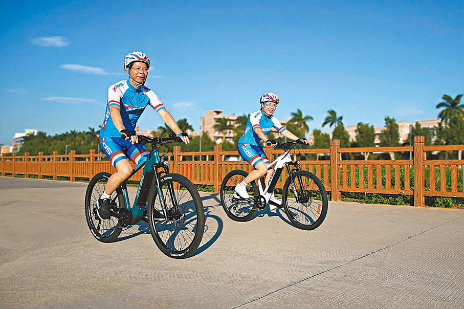 ●喜德盛創始人、董事長譚偉龍（左）與喜德盛副董事長李楚喬。受訪者提供