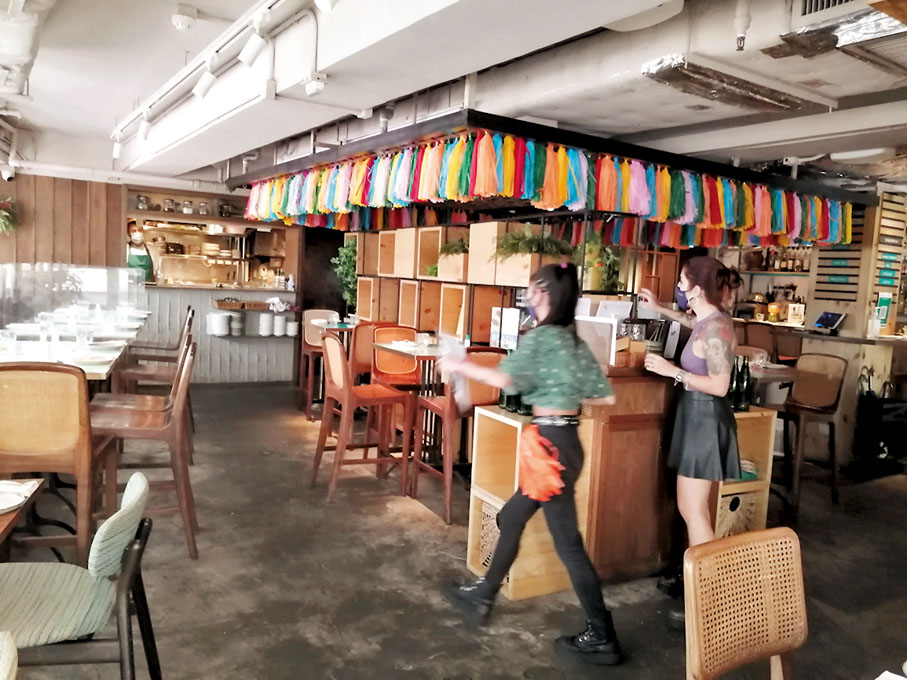 ●侍應身上掛有一撮彩帶