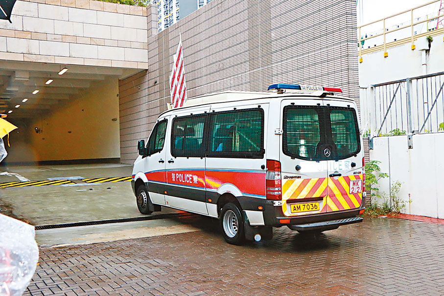 「賢學思政」3名被告昨由警車押解西九龍裁判法院提訊。 香港文匯報記者  攝