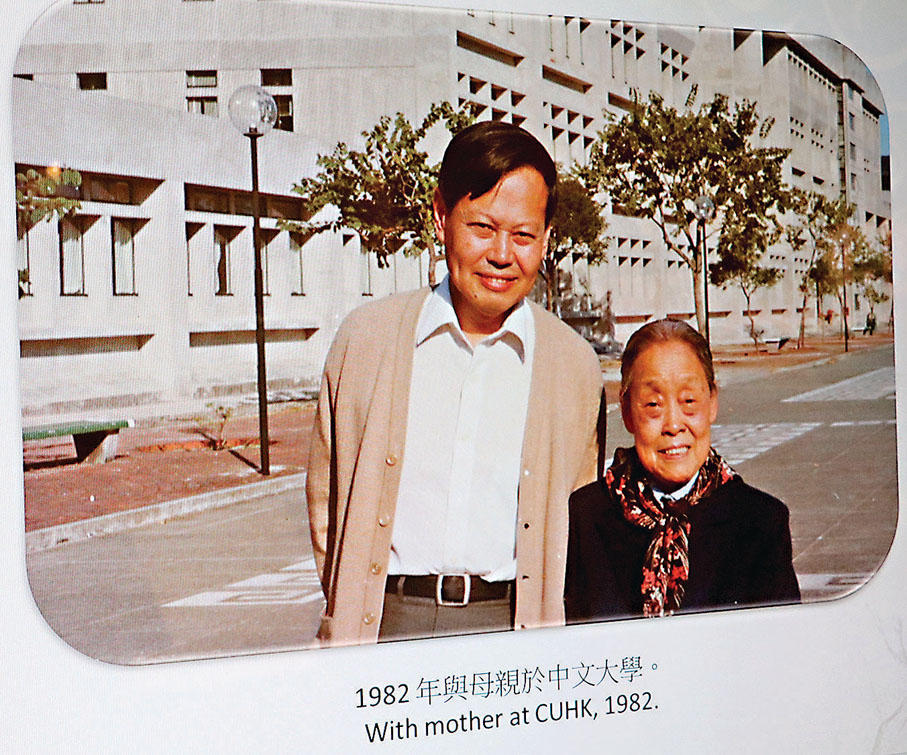 圖中為楊振寧（左）與母親（右）在中大的合照。 香港文匯報記者 攝