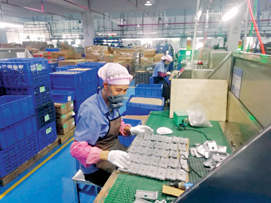 工廠引入機器人代替人工打磨，每部可代替3至4名工人。