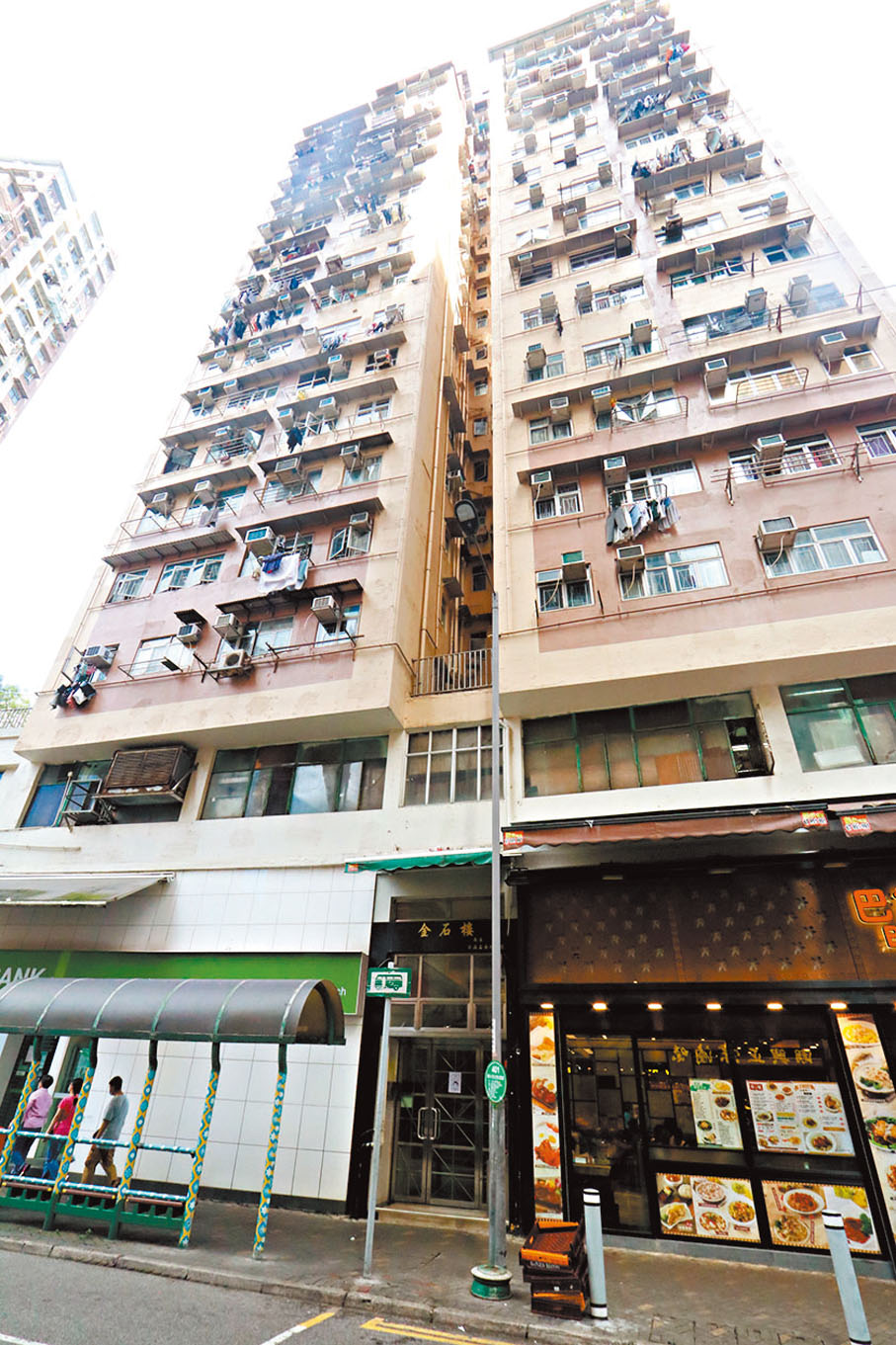 ●發生墮樓案後，警方在死者租住的金石樓單位檢獲大批毒品。香港文匯報記者  攝