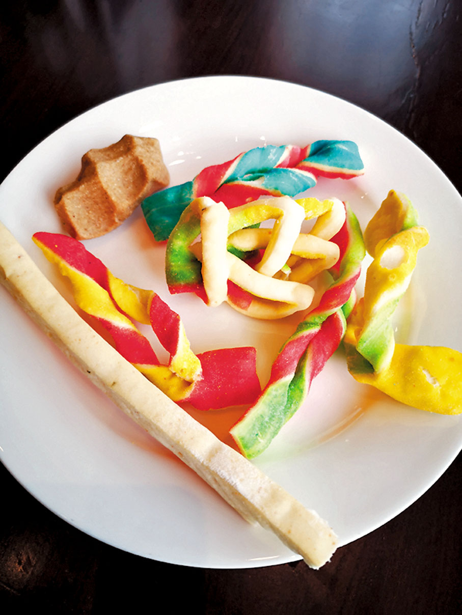 ●傳統藏式點心「卡賽」顏色鮮艷