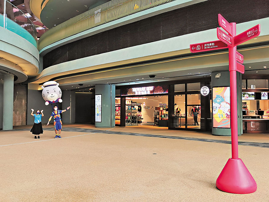 ●這兒的深海奇珍店，你可購買多款水上物品。