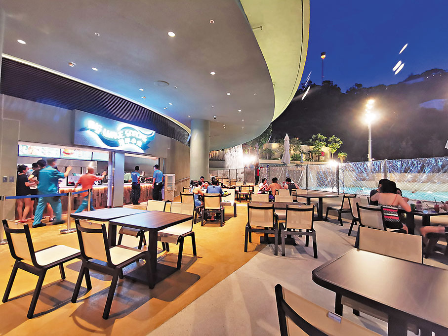 ●位於湧浪灣旁的灣岸小食，坐在此進餐別有風情。