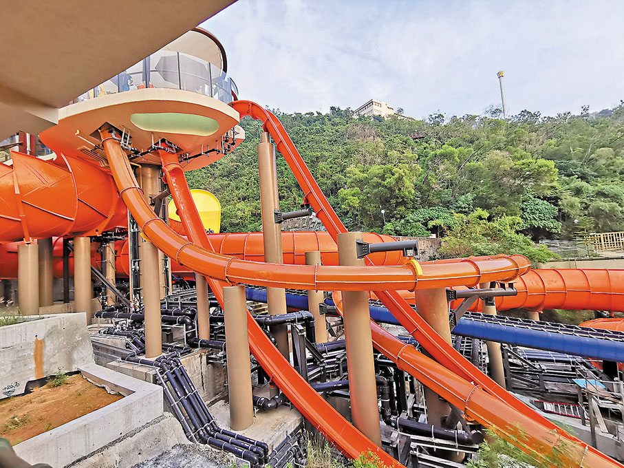 ●三條直立式滑梯，終極挑戰膽量。