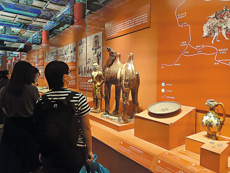 ●觀眾在展覽現場參觀。