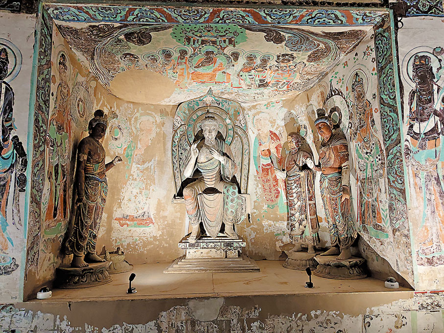 ●臨時展廳內的莫高窟第320窟（整窟原大臨摹）。