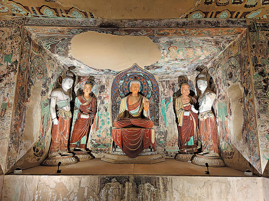 ●臨時展廳內的莫高窟第220窟內景（整窟原大臨摹）。