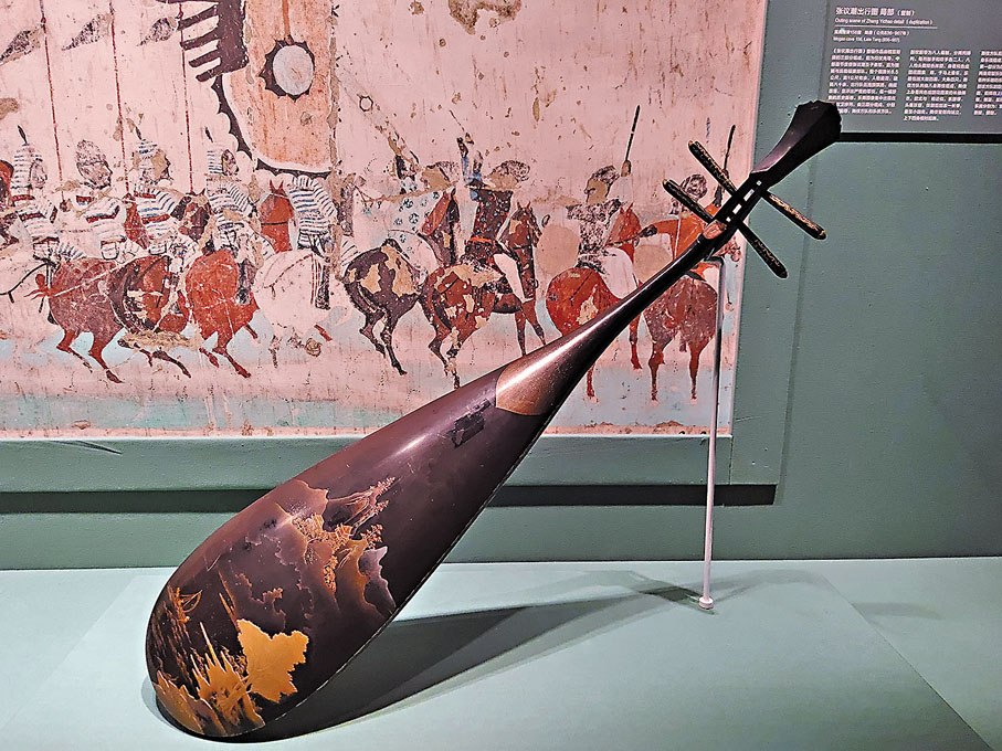 ●清代黑漆描金山水人物紋琵琶。