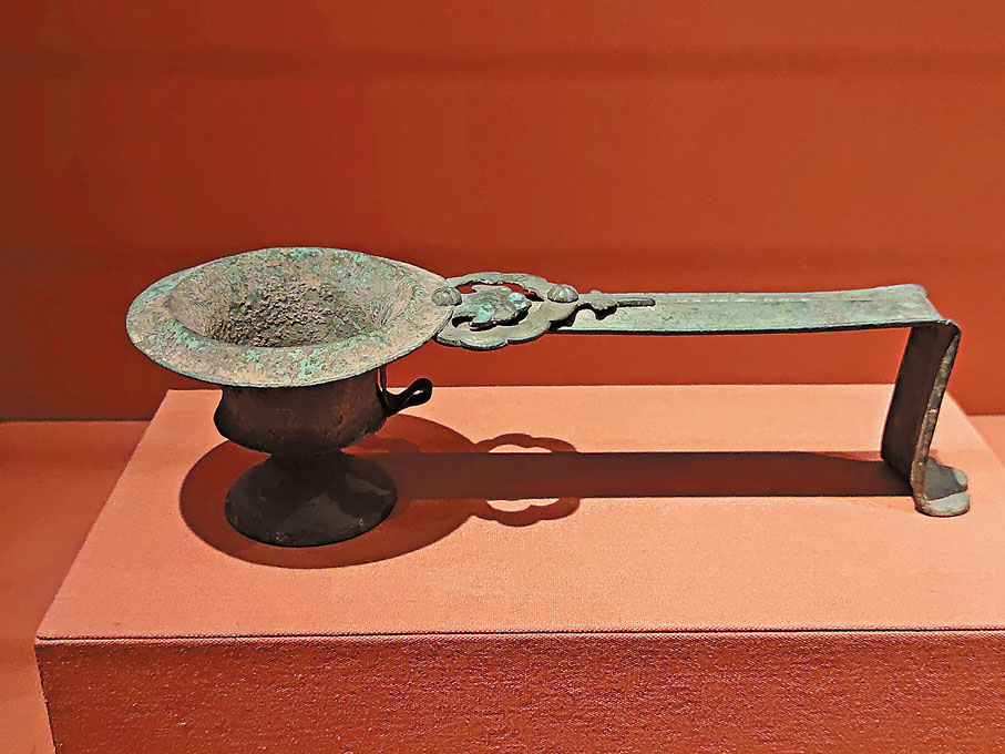 ●唐代帶柄薰爐。