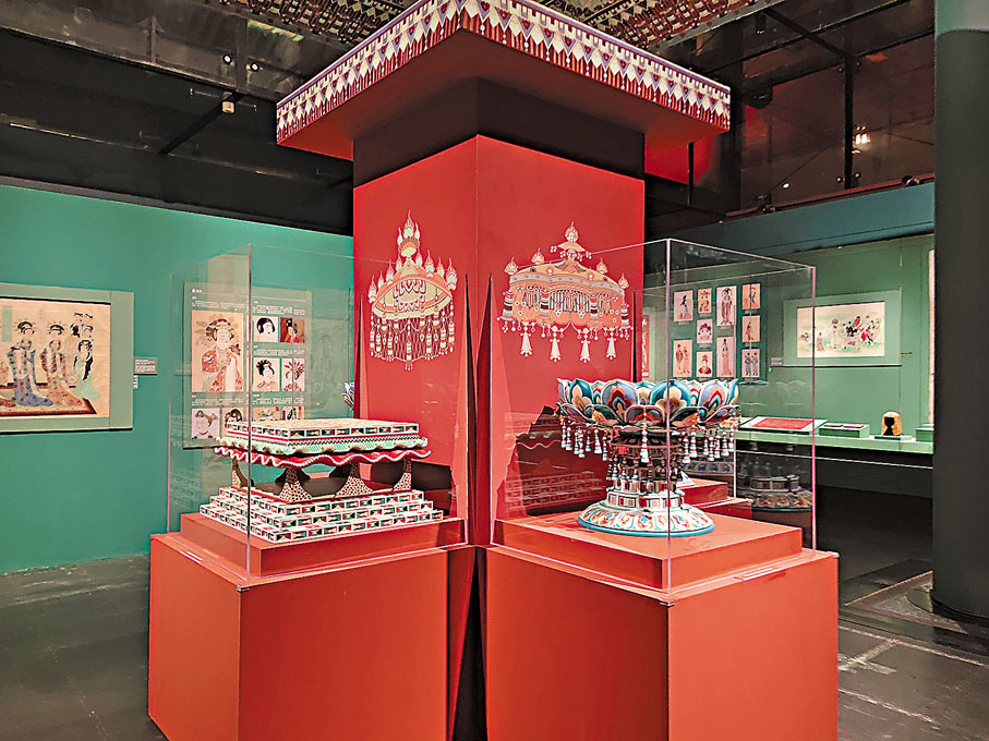 ●仿製的敦煌石窟須彌座。