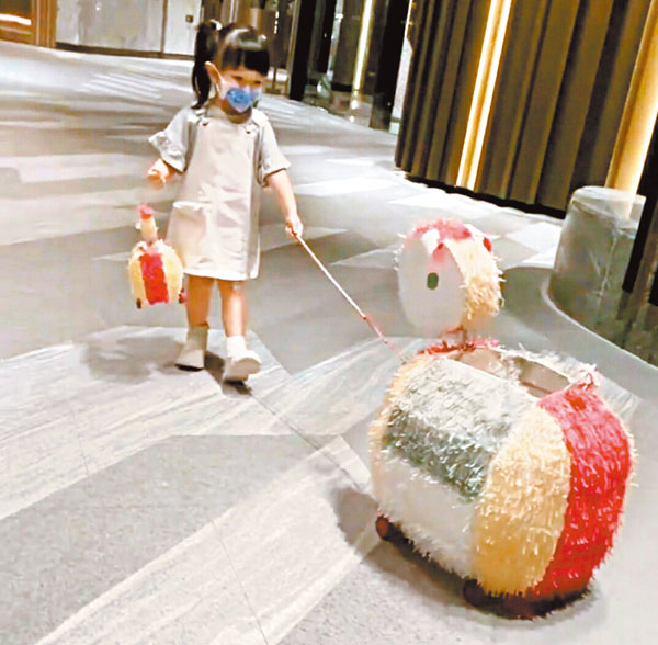 ●單文柔女兒玩兔仔燈籠。