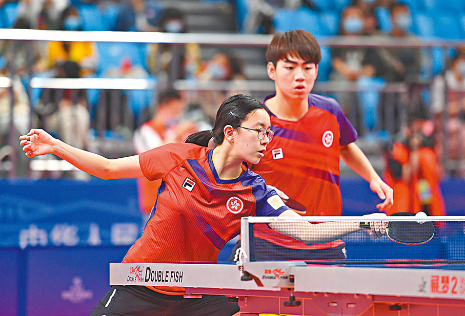 ●吳詠琳（左）和姚鈞濤（右）在比賽中。  中新社