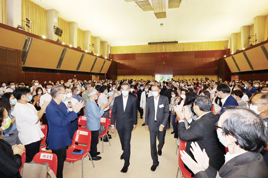 梁振英進場時受到熱烈歡迎