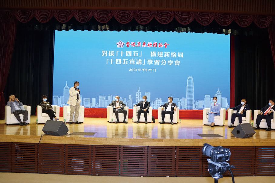 張國榮與梁振英就中央政府近日接連發布「橫琴方案」和「前海方案」進行交流。