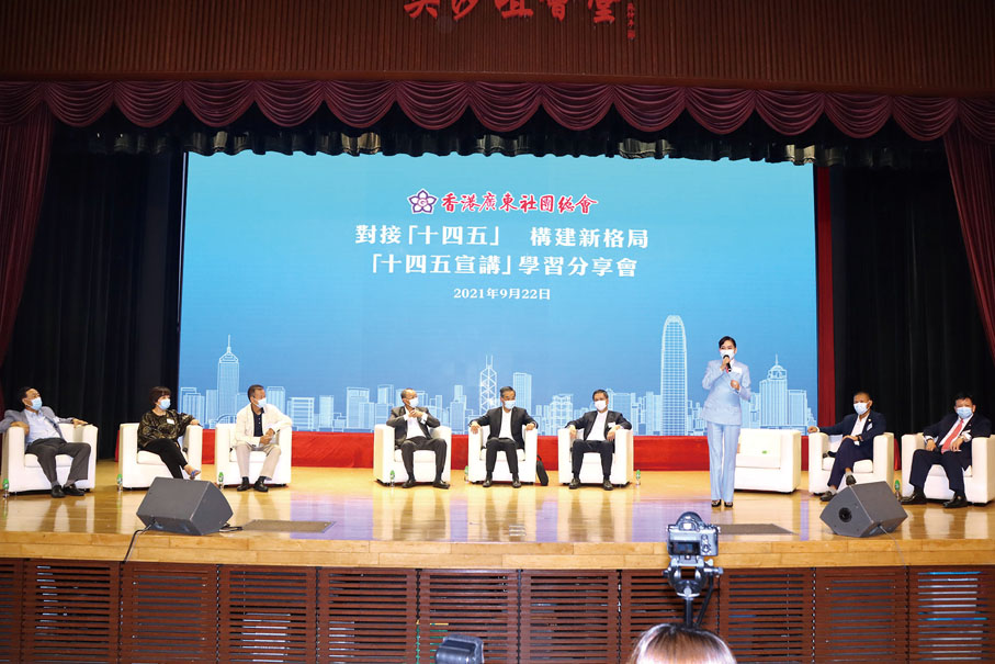 鄺美雲與梁振英就對接「十四五」規劃最好的方法進行交流。