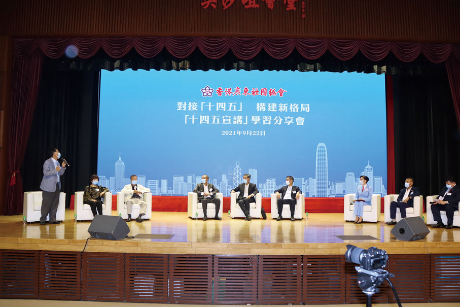 簡松年與梁振英就港人投入大灣區發展的配套政策和設施進行交流。