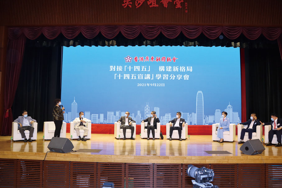 朱李月華與梁振英就中央擴大前海金融業對外開放，與香港互聯互通進行交流。